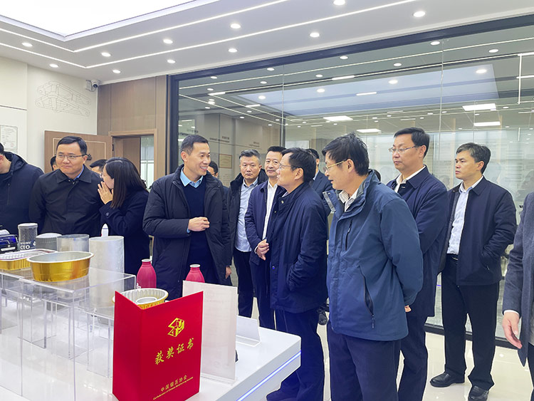 滕州市政協副主席董鴻洋聽取沃達重工董事長劉衛(wèi)東項目推進情況