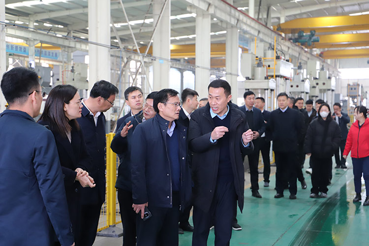 滕州市政協副主席董鴻洋聽取沃達重工董事長劉衛(wèi)東項目推進情況