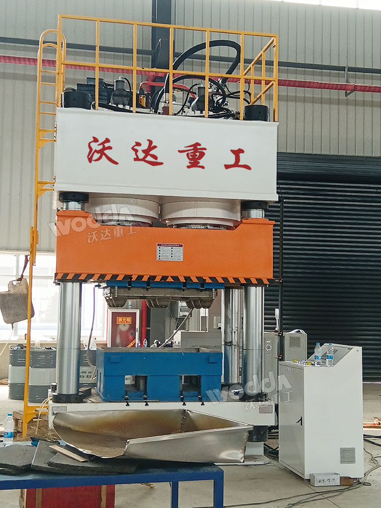 1600噸木屑托盤成型液壓機(jī)現(xiàn)場(chǎng)