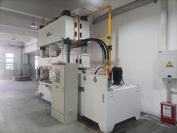 800噸液壓機現(xiàn)場